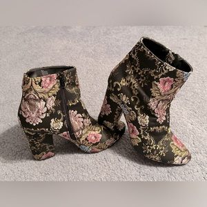 Black booties with design